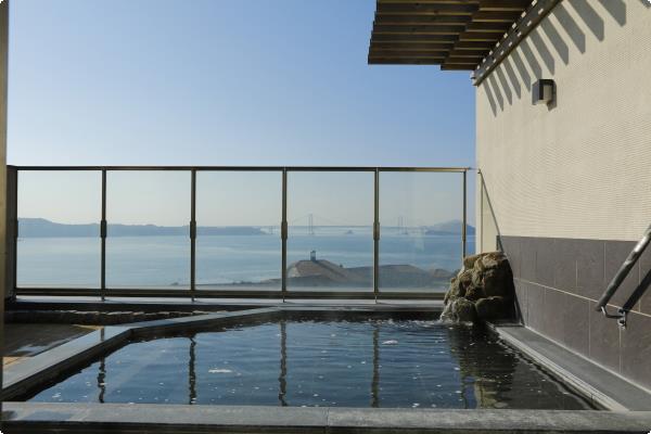 露天風呂からの景色は鳴門海峡、大鳴門橋を一面に見渡せます。