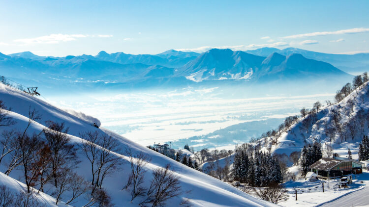 戸狩温泉スキー場 – 長野の冬の絶景と楽園を満喫！